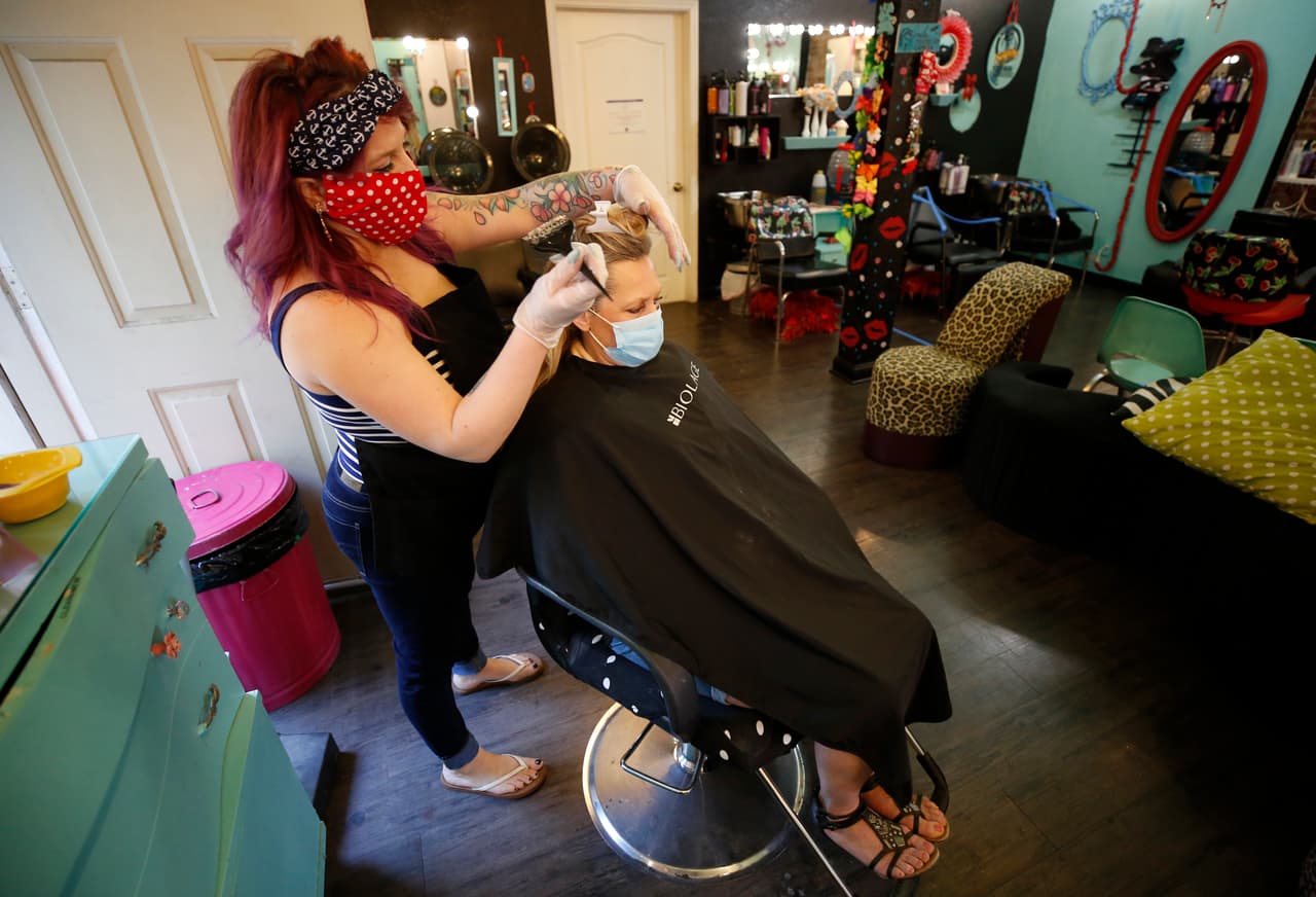 Los que reciban la luz verde deberán realizar ajustes para cumplir con las normas de distanciamiento social, facilitar el uso de mascarillas en todo momento por parte de clientes y empleados, desinfectar de forma constante sus instalaciones y asegurarse que los comercios que pertenecen a la última etapa de la fase 2 y la fase 3 permanezcan cerrados.