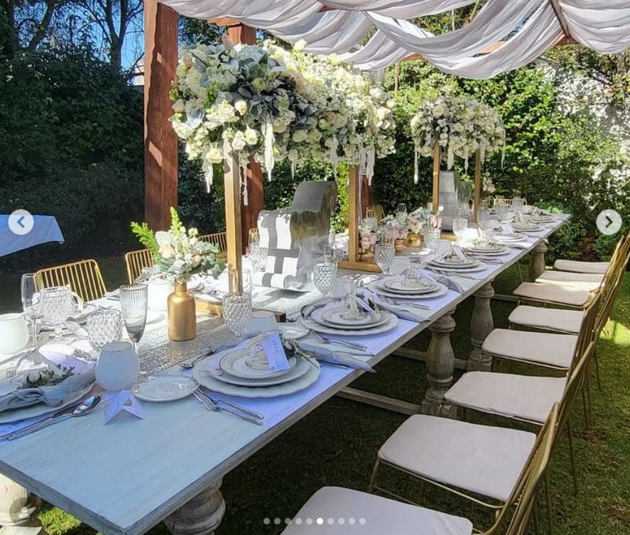 Hubo una gran decoración en las mesas llenas de flores. 
<br>