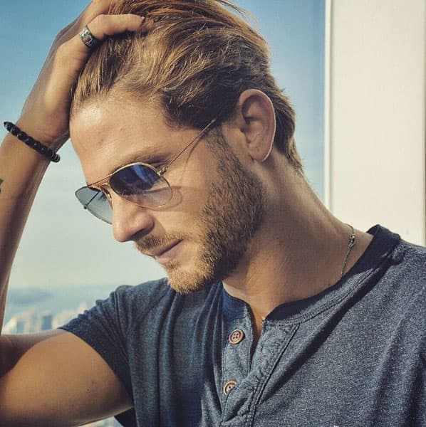 Parece modelo de lentes de sol, pues nos ha presumido que tiene varios modelos.