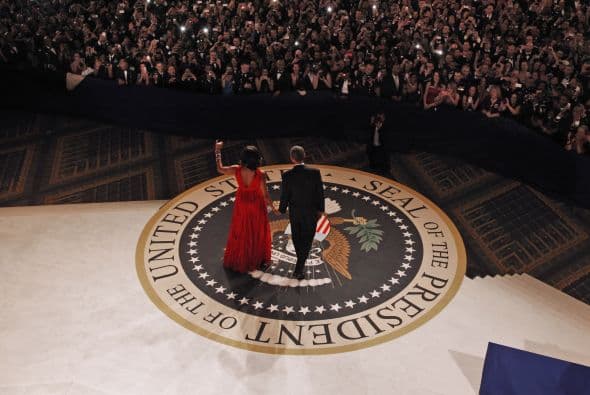 Miles de teléfonos y cámaras registraron frente al escenario el último baile presidencial de una pareja en la que los cuatro años en la Casa Blanca no parecen haber hecho mella en su desparpajo bajo los focos y sigue dando muestra de una confianza que encandila a los estadounidenses.