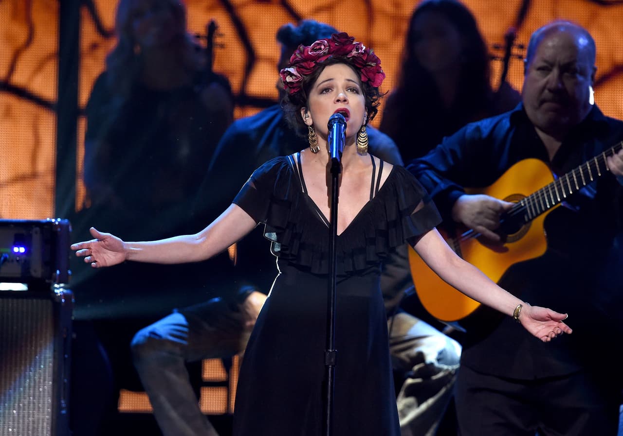 Natalia Lafourcade fue una de las celebridades con más nominaciones: cinco. Su tema 'Hasta la raíz' se llevo el Latin GRAMMY a Grabación del Año, Canción del Año y Mejor Canción Alternativa.