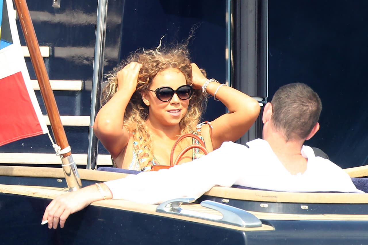 Mariah se trató de arreglar un poco el cabello, luego del tropezón ¡todo se le movió!