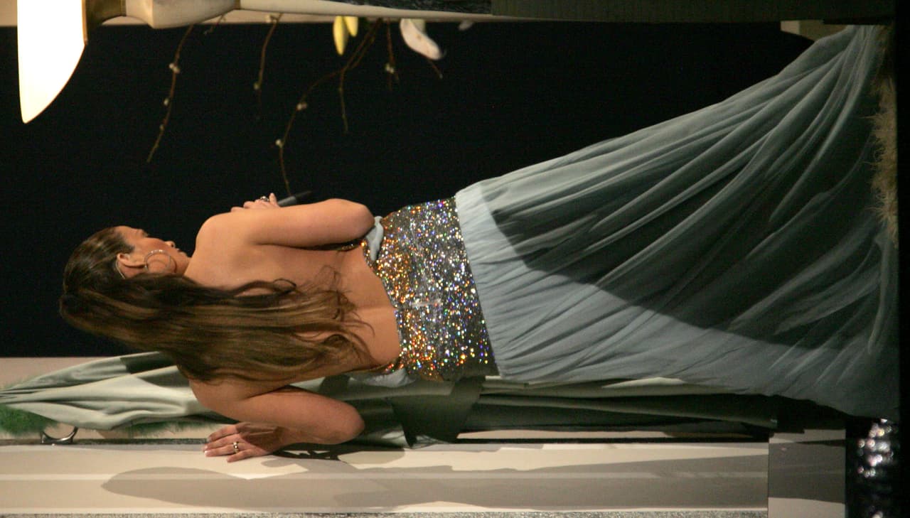 Aunque llevaba un escandaloso escote en la espalda, la verdad es que las impresionantes curvas de la cantante quedaron ocultas bajo tantísima tela. ¡Éste sí mándalo a la venta de garage!