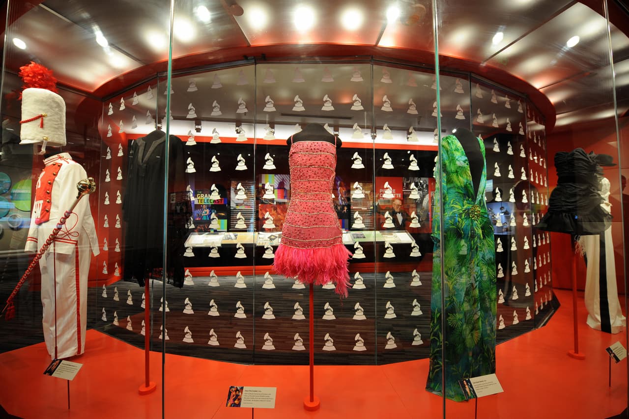 Pero la verdad es que las confesiones de la artista se las lleva el viento, sobretodo porque después de ese, la hemos visto con atuendos mucho más escandalosos o que sí debió pensarlo dos veces antes de ponérselos.