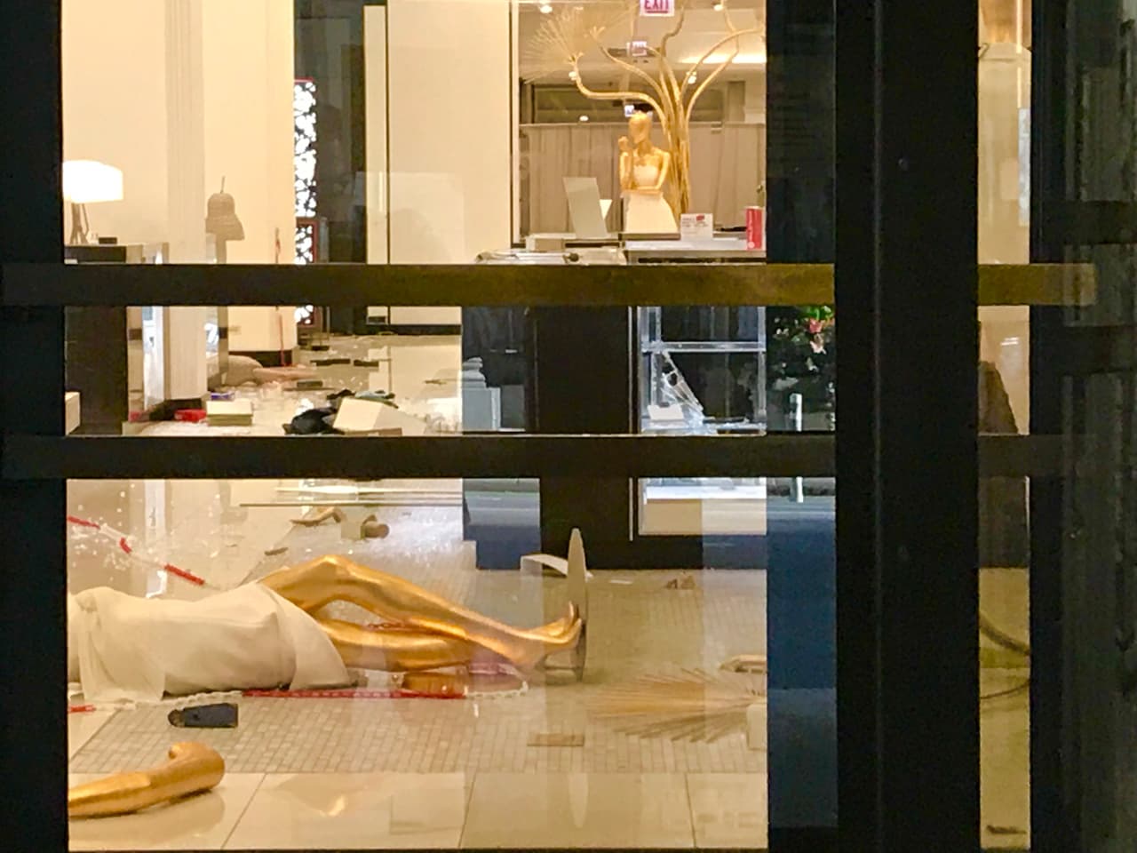 Un grupo de personas entraba y salía por una ventana rota de la tienda Louis Vuitton de Walton Place, al otro lado de la calle del Drake Hotel. Un coche patrulla pasó y el grupo se escapó.