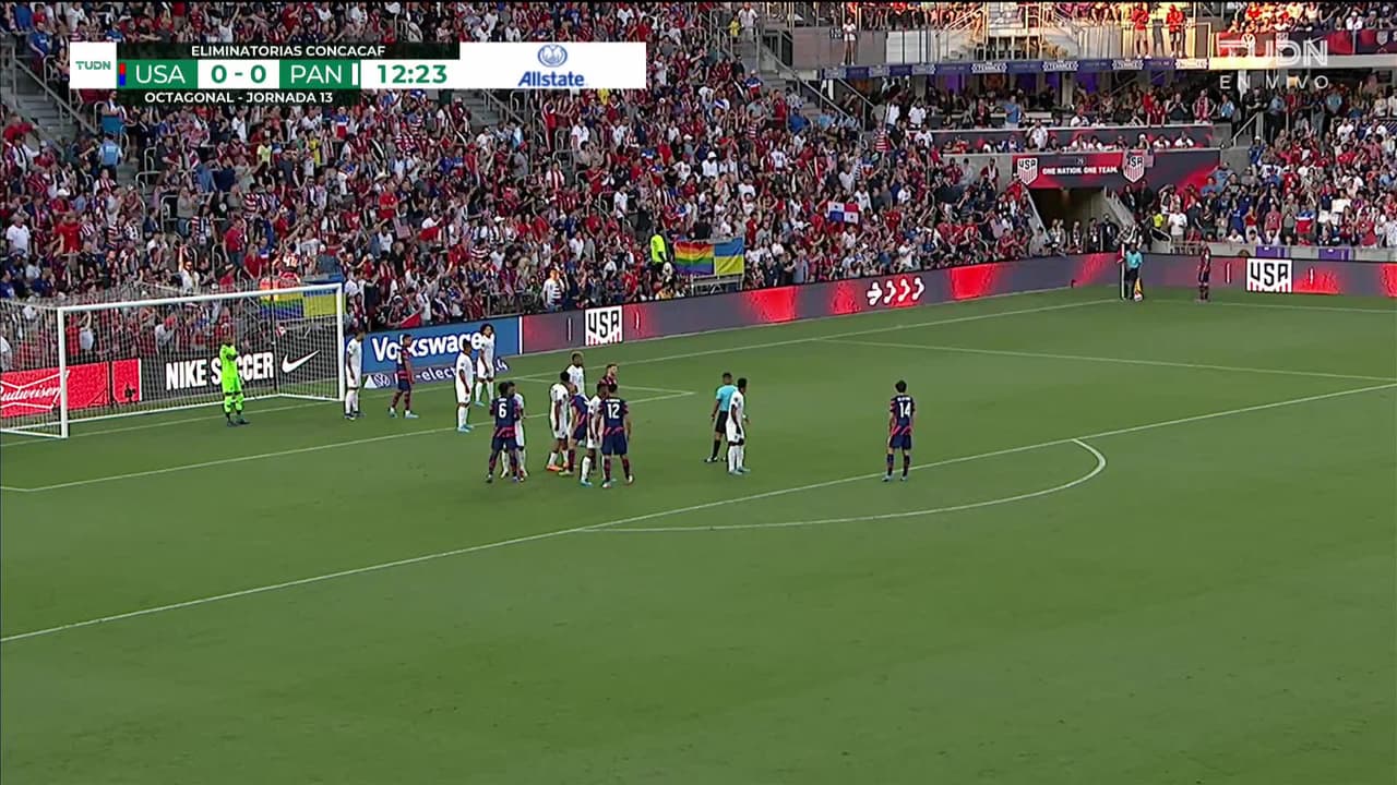 ¡CERCA! Jesús Ferreira disparó que se estrella en el poste.