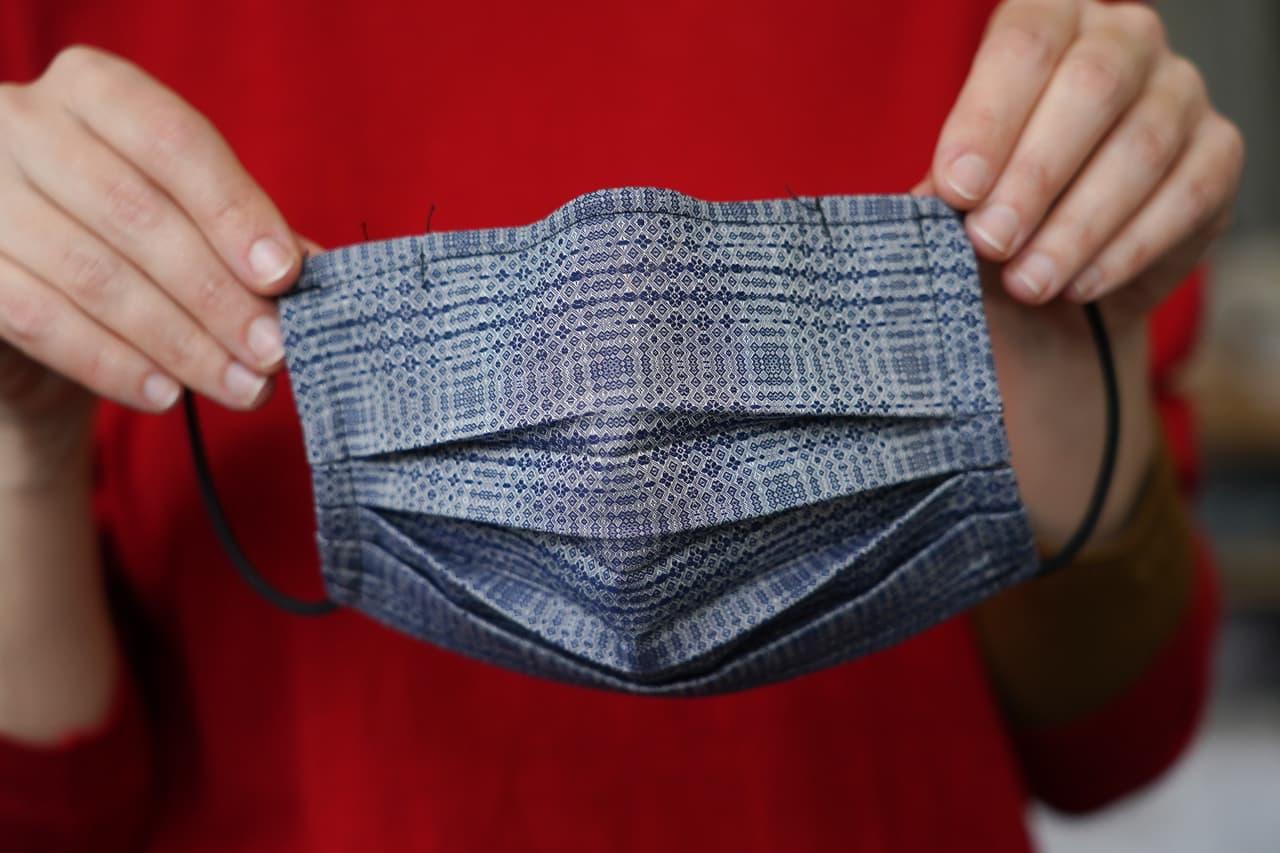 Las mascarillas deben incluir en lo posible múltiples capas de tela y permitir ser lavadas y secadas a máquina sin que se estropee o cambie de forma, según las 
<a href="https://www.cdc.gov/coronavirus/2019-ncov/prevent-getting-sick/diy-cloth-face-coverings.html" target="_blank">recomendaciones</a> de los CDC.