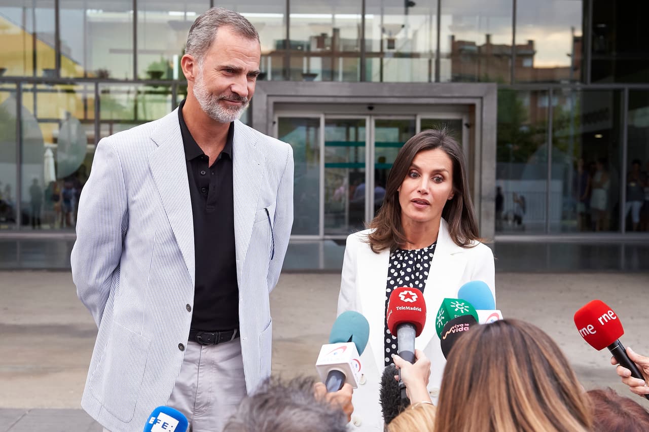 "A lo largo de la semana, cuando ya esté en planta
<b> iremos viniendo más</b>", afirmó en una conferencia acompañado de su esposa, la reina Letizia, afuera del
<b><a href="https://www.quironsalud.es/" target="_blank">Hospital Quirónsalud </a></b>de Madrid.