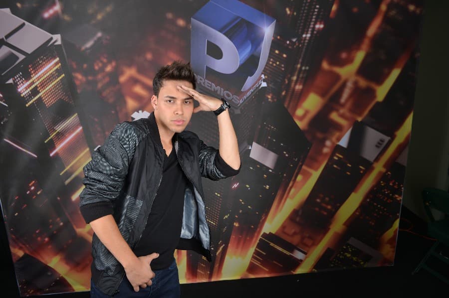 Prince Royce entró a los ensayos con toda la actitud de un superhéroe.