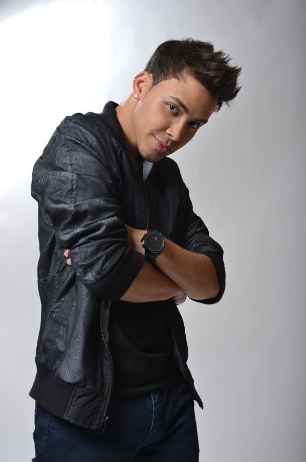 Este muchacho, cuyo nombre verdadero es Geoffrey Roce Rojas de León nació en el Bronx de Nueva York en 1989. Llegó a vender teléfonos para poder seguir su sueño de cantar.