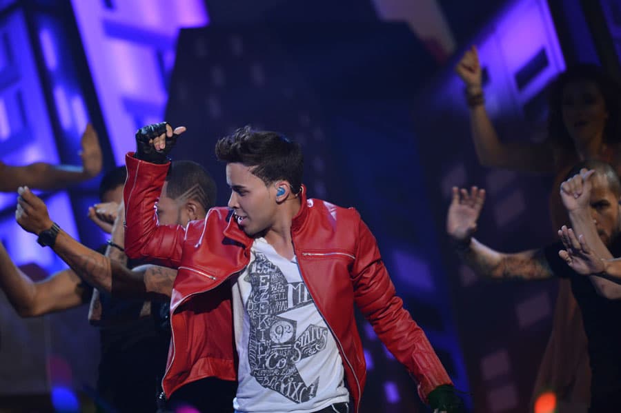 Y eso lo demostró en el escenario. Vistiendo una chaqueta roja muy hot, el cantante demostró por primera vez que se podía despegar sin problema de la bachata que lo llevó al estrellato.