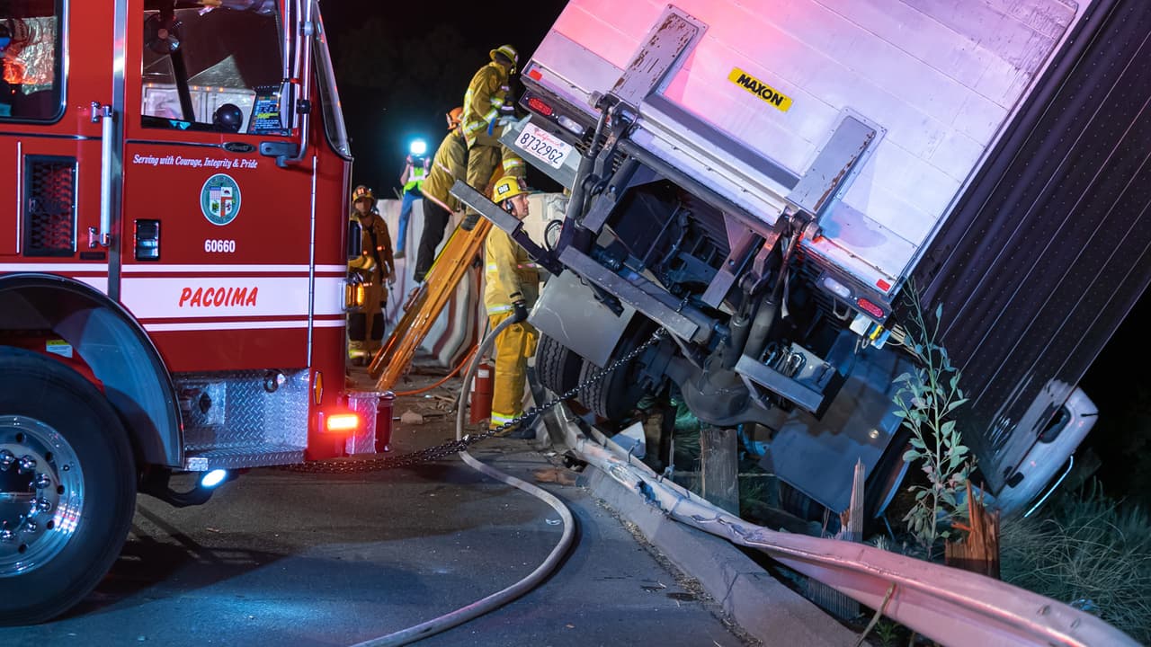 24 de julio: A las 2:39 a.m. el LAFD respondió ante la emergencia de un camión que salió de la carretera. Los bomberos estabilizaron el vehículo y sacaron al paciente, que fue transportado a un hospital local.