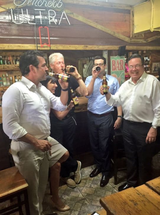 El expresidente de los Estados Unidos llegó a la Isla un día después del contrincante Bernie Sanders para hacer campaña rumbo a las primarias del 5 de junio en Puerto Rico.