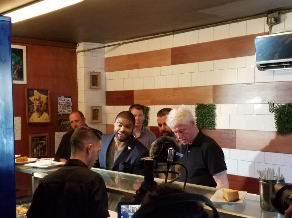 El expresidente de los Estados Unidos llegó a la Isla un día después del contrincante Bernie Sanders para hacer campaña rumbo a las primarias del 5 de junio en Puerto Rico.