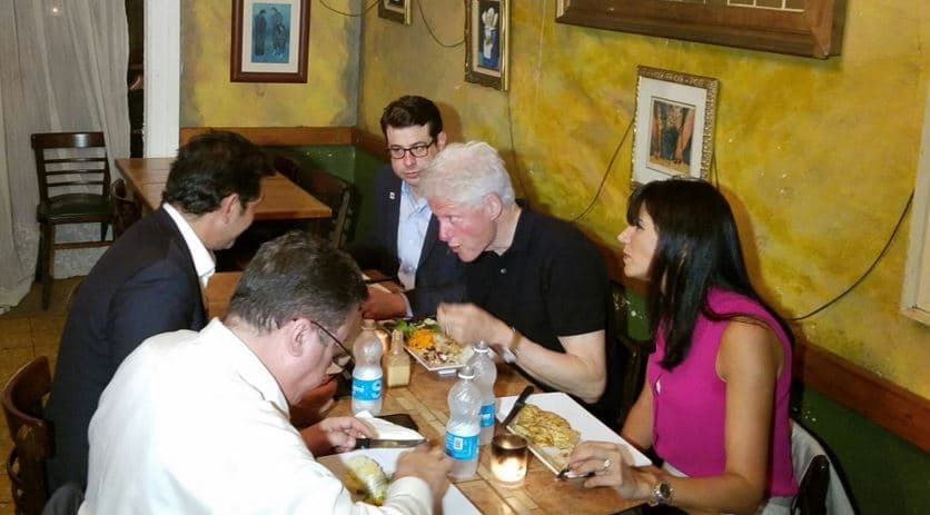 El expresidente de los Estados Unidos llegó a la Isla un día después del contrincante Bernie Sanders para hacer campaña rumbo a las primarias del 5 de junio en Puerto Rico.