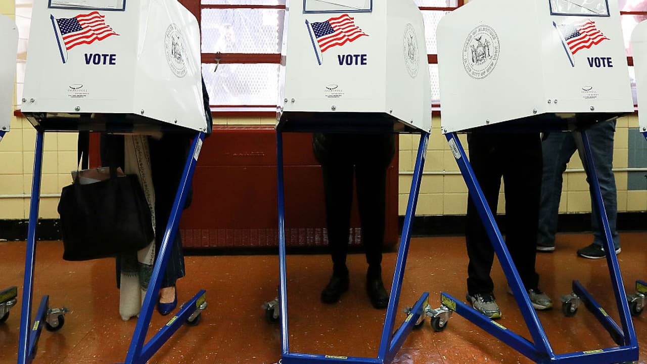 Candidatos demócratas a la alcaldía hacen campaña en el último día de votación anticipada