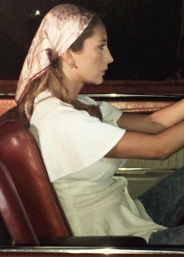 "Estaba pensando qué poner de #tbt y Elissa, mi hija, me dijo que posteara la primera foto que tuviera en mi cel... Pues me encontré con esta secuencia de 'Dueños del paraíso', recreando los años 70 en el accidente de la 'Güera', ¿quién se acuerda de ella?", escribió la actriz.