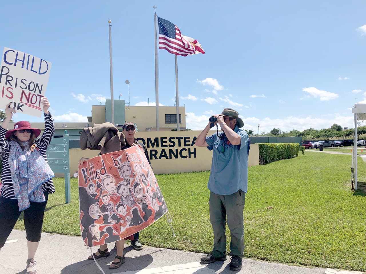 Rubin se dedica principalmente a observar lo que sucede en el centro de detención, por eso siempre lleva sus prismáticos. Además, cuando puede, trata de comunicarse con los trabajadores y los niños y adolescentes.