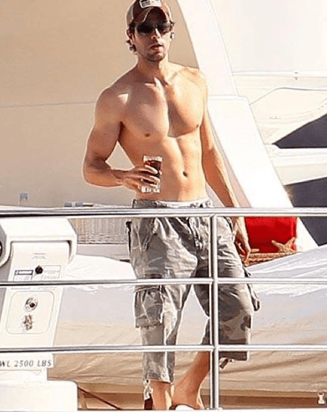 Enrique Iglesias, además de tener una nominación, tiene también uno de los cuerpos más destacados y levanta miles de suspiros.
