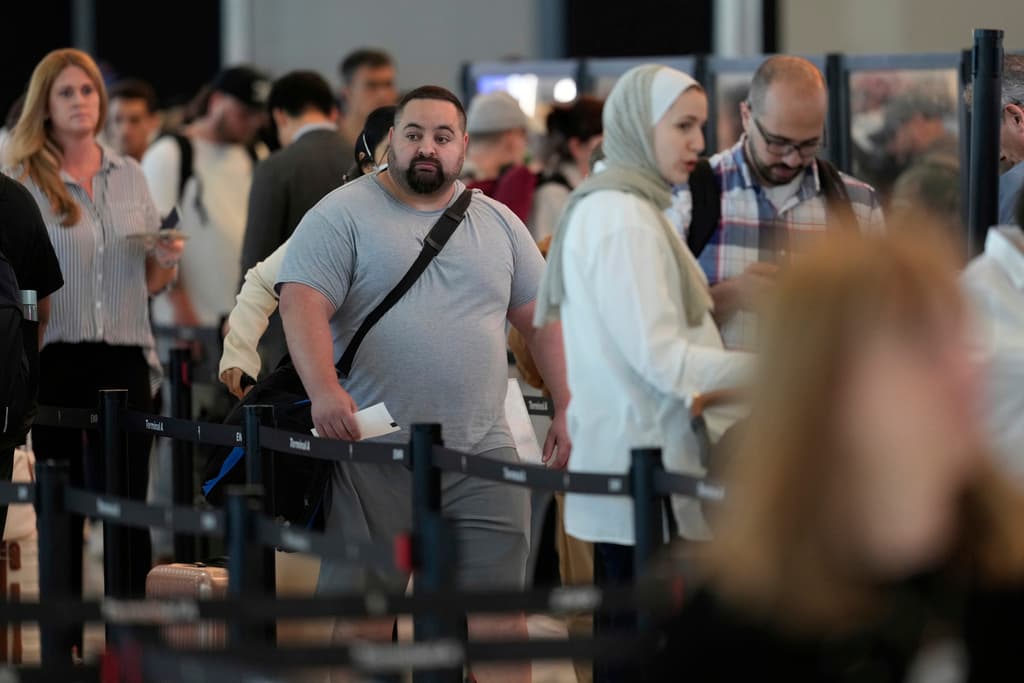 <h3 class="cms-H3-H3">Retrasos y cancelaciones masivas</h3>
<br>Desde el 28 de abril, más de 13,000 vuelos en Newark han sido retrasados o cancelados, según FlightAware, duplicando las tasas de aeropuertos vecinos como LaGuardia y JFK. El 5 de mayo, por ejemplo, se reportaron 580 vuelos afectados, con retrasos promedio de hasta seis horas para llegadas y cuatro para salidas. United Airlines, que opera un importante centro de conexiones en Newark, ha cancelado 35 vuelos diarios para aliviar la presión, reduciendo su programación a 293 vuelos diarios.
<br>