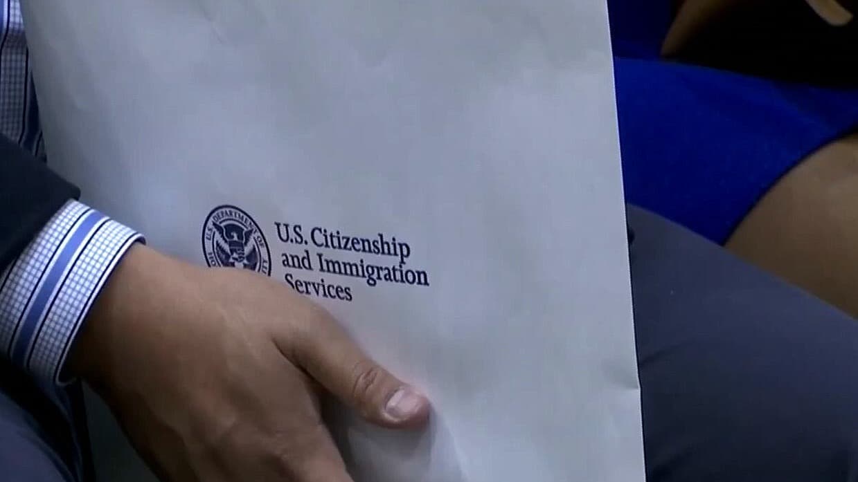 "Es una fatalidad": Crece la preocupación entre naturalizados ante plan para quitar la ciudadanía