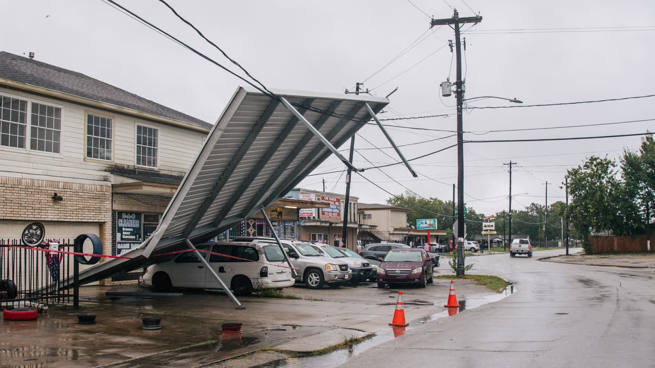 Tormenta tropical ‘Nicholas’ amenaza con lluvias torrenciales y repentinas inundaciones al sureste del país