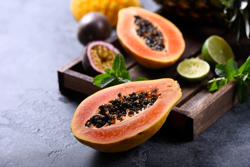 También la papaya tiene propiedades antienvejecimiento. Gracias a sus numerosos aminoácidos ayuda a que no sólo la piel se vea joven y saludable, sino también nuestro cabello. Nos protege supuestamente de líneas de expresión y fortalecerá el brillo del pelo.