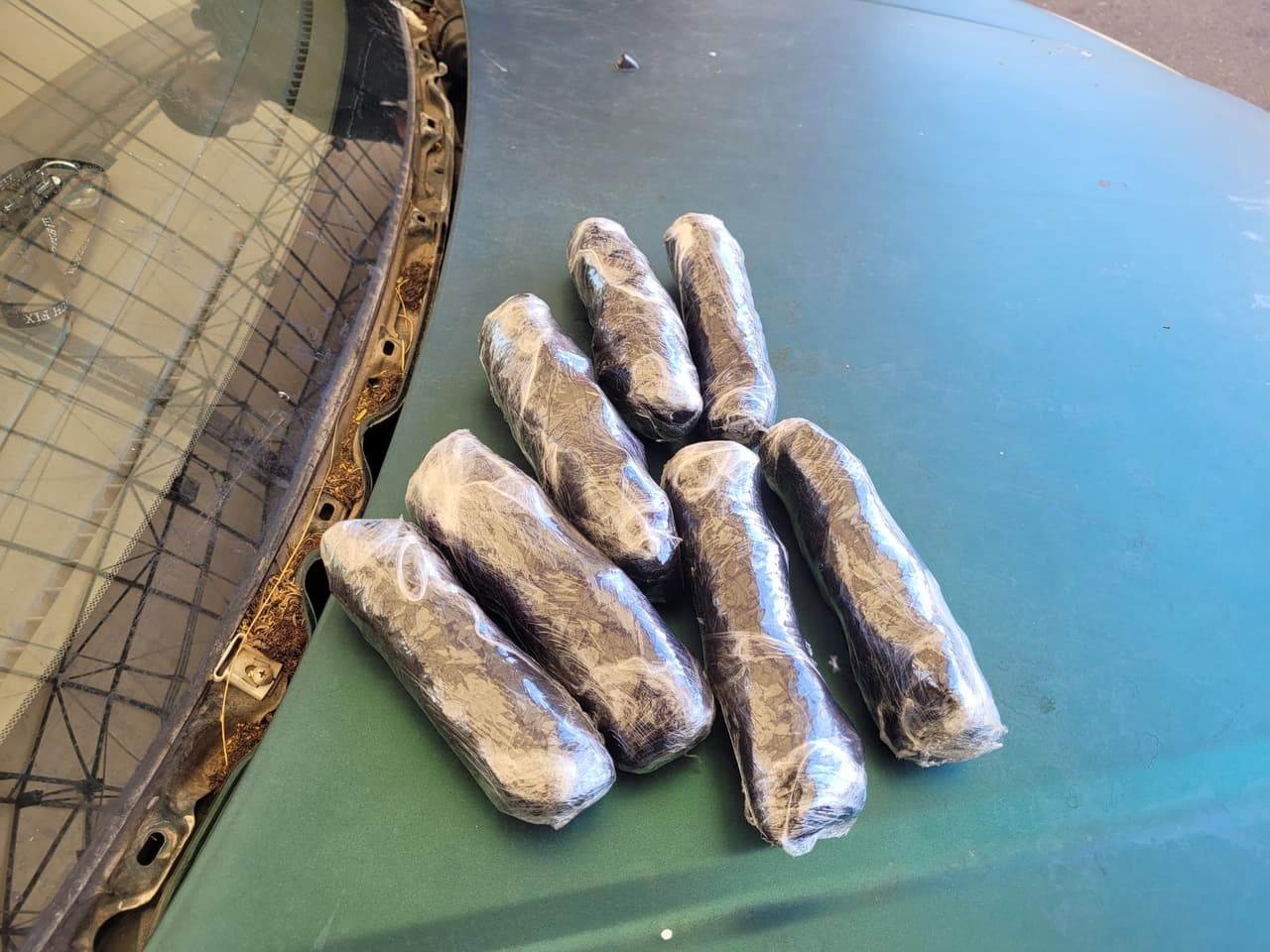 Una alerta canina resultó en la incautación de metanfetamina en el punto de control I-19. Los agentes descubrieron los paquetes ocultos después de que el vehículo fuera remitido a una inspección secundaria. El conductor y el pasajero, ambos ciudadanos estadounidenses fueron detenidos y el caso entregado a la DEA.