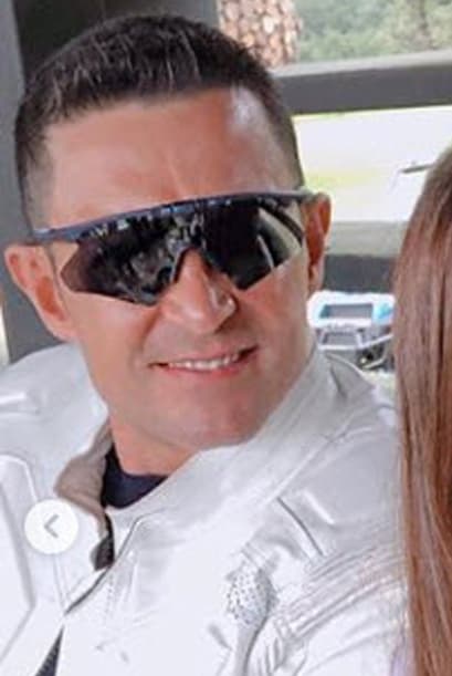 La fotografía es de una reunión donde actores y conductores de Televisa convivieron con Emilio Azcárraga Jean, en Valle de Bravo, México. En esta ocasión no se pudo apreciar totalmente su cara porque llevaba lentes oscuros.