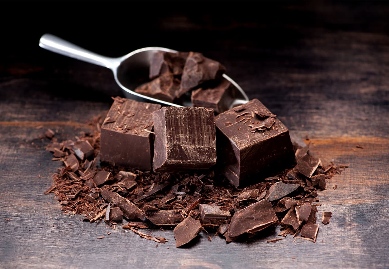 <b>Puesto 2. Chocolate amargo</b>
<br>
<br>Emisión de gases de efecto invernadero para producir un kilogramo de producto: 46.7 kilogramos de CO2.
<br>
<br>Tierra necesaria para producir un kilogramo de producto: 69.0 metros cuadrados.
<br>
<br>Agua dulce necesaria para producir un kilogramo de producto: 540.6 litros.
<br>
<br>Como ejemplo del impacto ambiental de este alimento, el estudio indica que el cultivo del cacao necesario para el chocolate es responsable del 70% de la deforestación ilegal en África occidental.
<br>