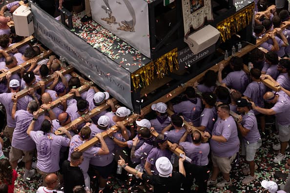 Es un esfuerzo titánico de estos hombres que ensayan durante meses para celebrar esta fiesta.