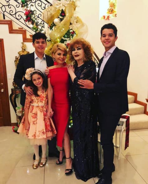 La actriz tiene dos hijos más de su matrimonio con Eduardo Santamarina: Roberto Miguel y José Eduardo.