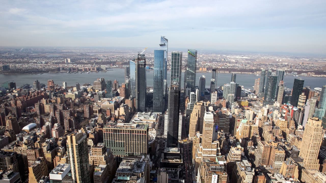 Esto tendrías que ganar para rentar un apartamento promedio en Manhattan