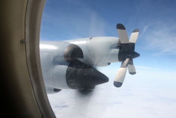 Ese 24 de marzo la búsqueda del avión se reorientó a una zona del Índico a unos 2,500 kilómetros (unas 1,553 millas) al suroeste de Perth, Australia.