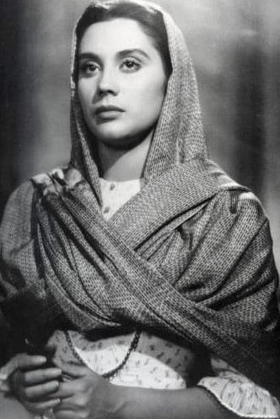 Todo se remonta al origen: la extraordinaria belleza y talento de Rita Macedo, quien fuera una luminaria del cine y la televisión en la Época de Oro del cine mexicano, es la madre de Julia Isabel y Luis De Llano Macedo.