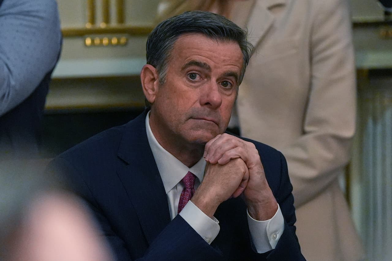 ARCHIVO - El director de la CIA, John Ratcliffe, escucha durante una reunión de gabinete en la Casa Blanca en Washington, el 26 de marzo de 2026. (Foto AP/Alex Brandon, Archivo)