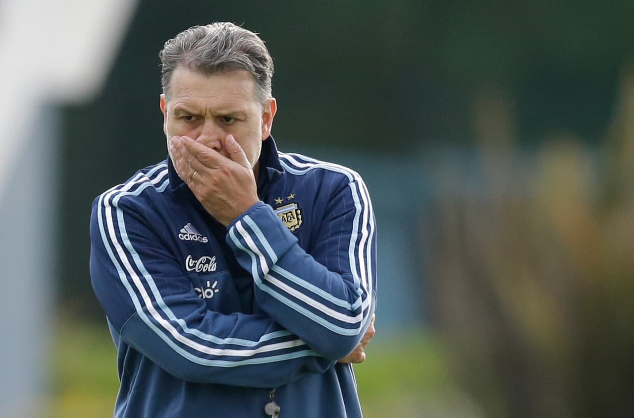 El argentino solo logró ganar la Supercopa de España con los culés y al no cumplir las expectativas, salió del club en 2014.
<br>