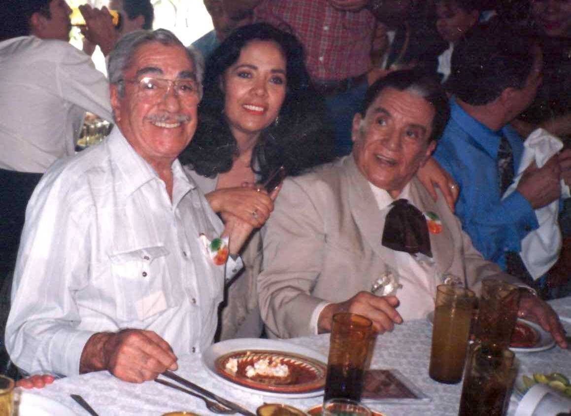 El actor y cantante mexicano no solo era muy querido entre la gente, sino también dentro de la comunidad artística. Aquí en una de sus últimas reuniones junto a Carmen Cardenal y Miguel Aceves Mejía.