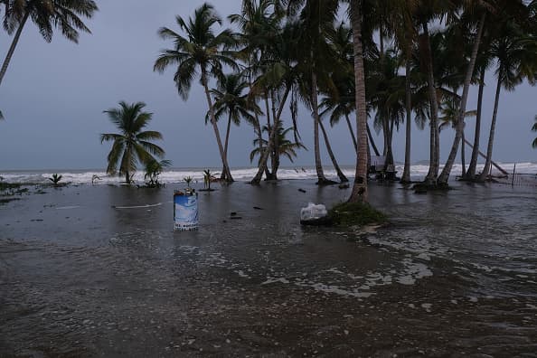 Las aguas inundan las calles de un sector en Maunabo.