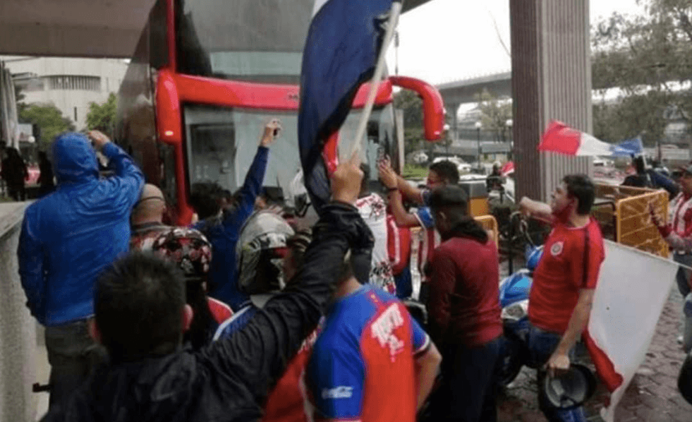 Seguidores de Chivas escoltan autobús en medio de la pandemia
