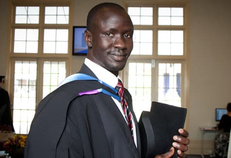 Video de abogado que estudió pese a un duro pasado se vuelve viral  