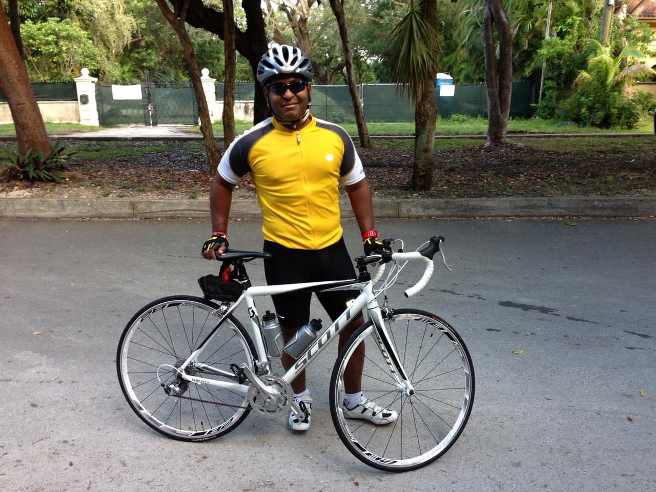 Aunque Tony Dandrades no se considera una persona de extravagancias ni derroches, a la hora de las bicicletas, no escatima en el precio. 
<b>“Mi bicicleta es uno de mis ‘juguetes’ más costosos. </b>Es marca ‘Giant’ y me costó 5,000 dólares. Y a mi esposa Amy (Reyes), le regalé una incluso mejor”, cuenta.