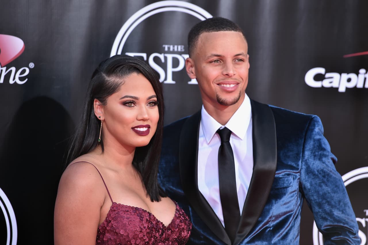 Ayesha Curry decidió realizarse una cirugía en sus pechos, la cual advierte fue errónea.