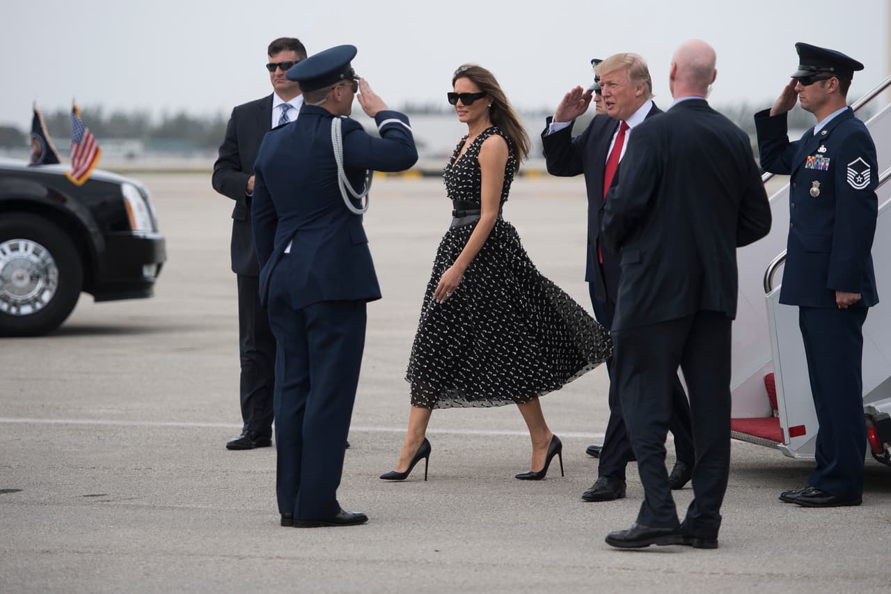 <b>Look total: $3,620</b>
<br>
<br>
<b>Abril 6:</b> A pesar de las continuas dudas de si Melania Trump está o no ejerciendo sus funciones como primera dama, su look, aseguran los expertos, ha ayudado a que su popularidad no sea tan baja. "La elegancia de la señora Trump, quien después de todo fue una modelo, seguro ha complacido a cada vez más personas y ha ayudado a mejorar su percepción", explica la analista de la Universidad de Boston, Elizabeth Mehren. Su ropa muy clásica, como este vestido tipo 'New Look de Dior', que eligió para la celebración del Wounded Warrior Project Soldier Ride en Washington, ha ayudado a vincularla con queridas mujeres como Jackie Kennedy.