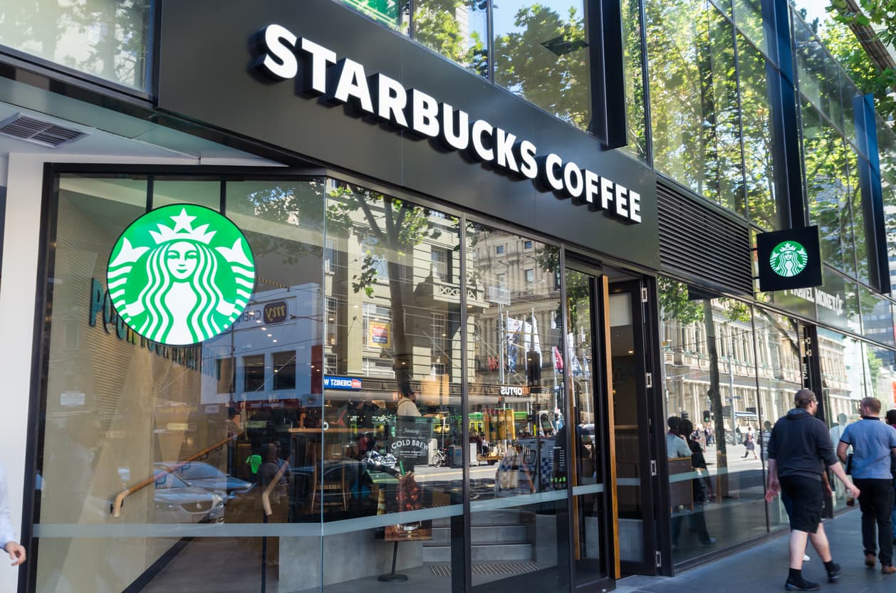 <b>Puesto 14. Starbucks</b>
<br>
<br>Porcentaje de energía verde del total que usa: 101%.
<br>
<br>Uso anual de energía verde: 1,119,392,000 kWh. 
<br>
<br>Industria: cafeterías.
<br>
<br>Fuente de energía verde: solar y eólica.
<br>
<br>Para romper el empate y determinar la clasificación se valora también el uso total anual de energía ecológica.
<br>