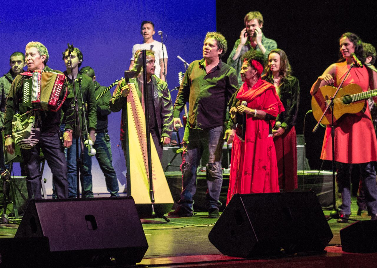 De izquierda a derecha: el maestro Egidio Cuadrado con su acordeón, la banda de Cholo Valderrama, Chabuco, Totó La Momposina, Nacho González, guitarrista de Berklee Band, Catalina García, de Monsieur Periné, y Mónica Giraldo.