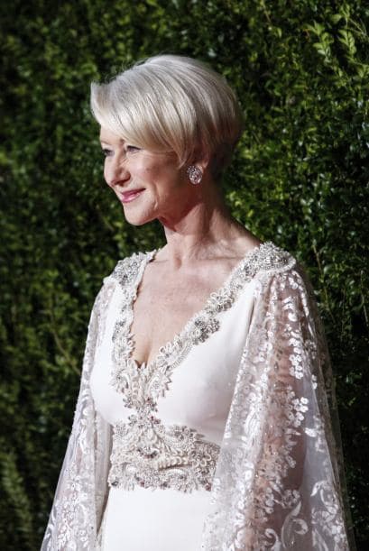 Las transparencias, una tendencia que se está usando cada vez más, aportan un toque fresco y juvenil al impresionante vestido.