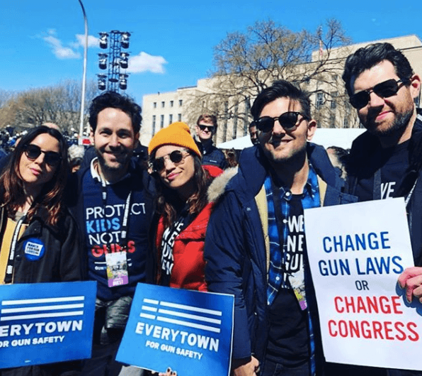 <b>Adam Scott</b>: el actor marchó junto a sus compañeros de la serie ‘
<b>Parks and Recreation', Audrey Plaza, Billy Eichner, Natalie Morales y Paul Rudd</b>.
<br>
<br>