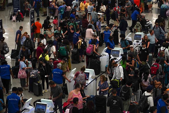 ATLANTA, GEORGIA - 20 DE JULIO: La gente hace fila en el Aeropuerto Internacional Hartsfield-Jackson el 20 de julio de 2024 en Atlanta, Georgia. Tras la interrupción global de TI de ayer, la gente sigue teniendo problemas para navegar en los viajes aéreos, encontrar su equipaje y volver a reservar vuelos que habían sido cancelados. (Foto de Megan Varner/Getty Images) Crédito: Getty Images.