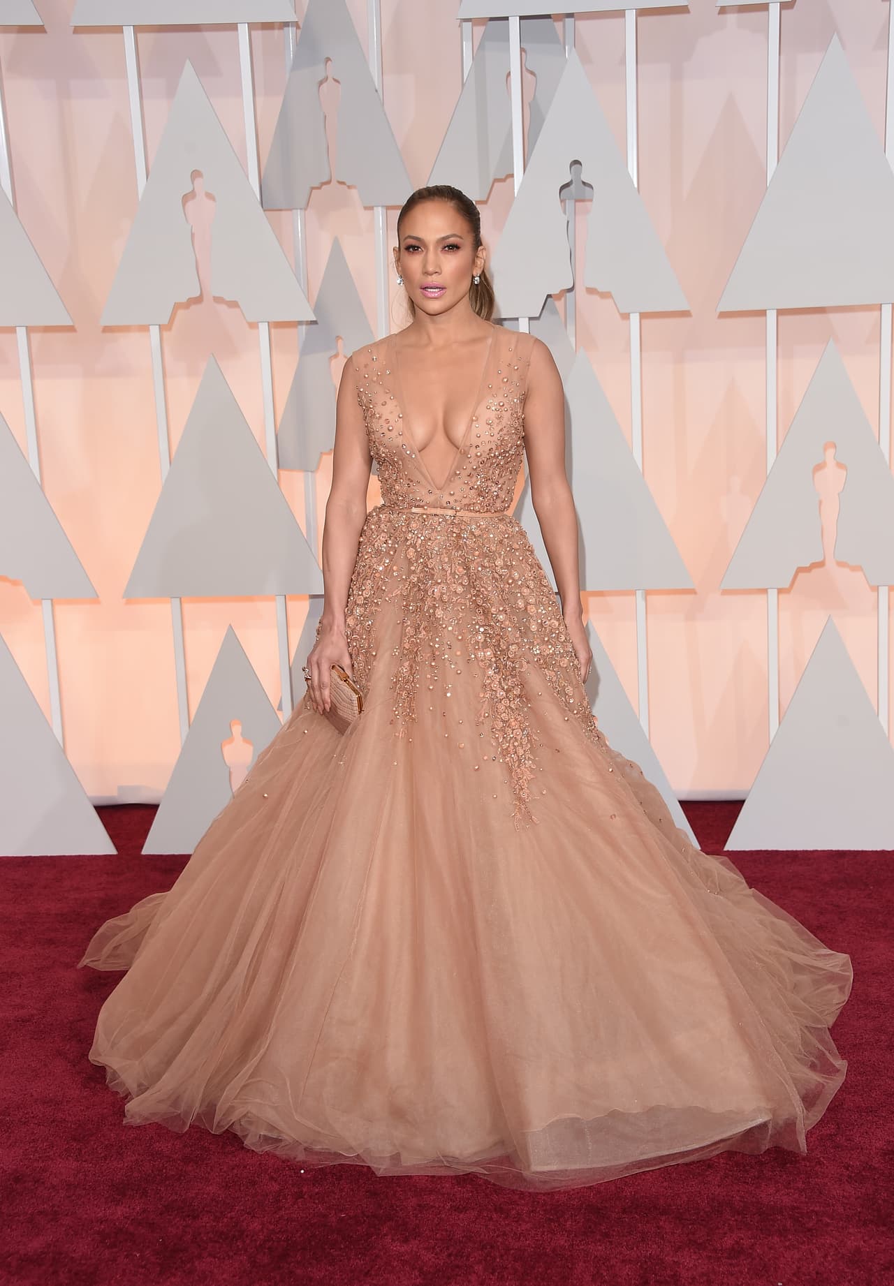 Entre los vestidos memorables de Jennifer se encuentra el creado por el diseñador libanés Elie Saab, un modelo auténtico finamente detallado, con el que la cantante y actriz lució como una princesa durante la ceremonia de los Oscar en 2015.